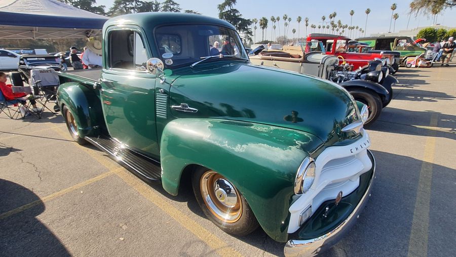 Zielony Chevrolet 3100 z 1954 roku
