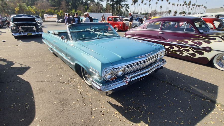 Turkusowy Chevrolet Impala kabriolet z 1963 roku