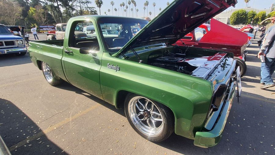 Zielony Chevrolet C10 Cheyenne z 1978 roku z otwartą maską
