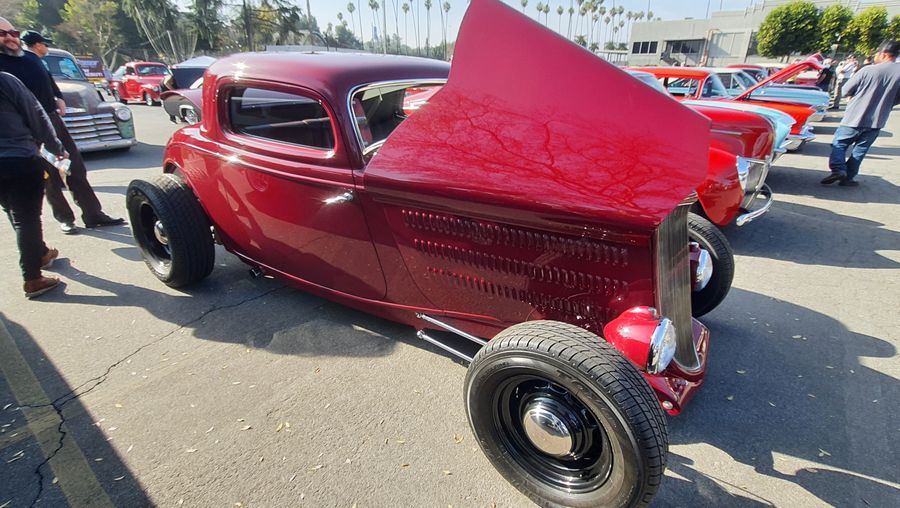 Bordowy Ford 3-window coupe z 1934 roku z otwartą maską