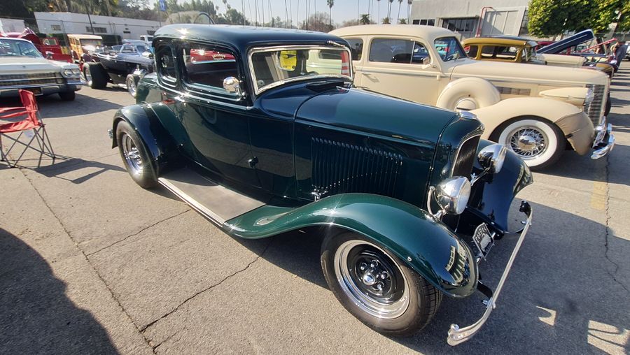 Ciemnozielony Ford 5-window coupe z 1932 roku w pełnych błotnikach