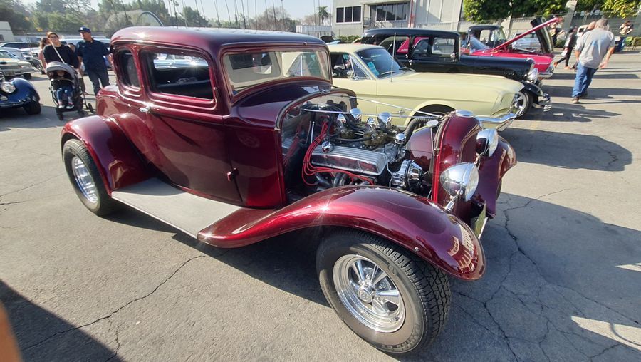Bordowy Ford 5-window coupe z 1932 roku z chromowanym silnikiem