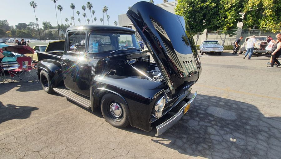 Czarny Ford F-100 z 1955 roku z otwartą maską