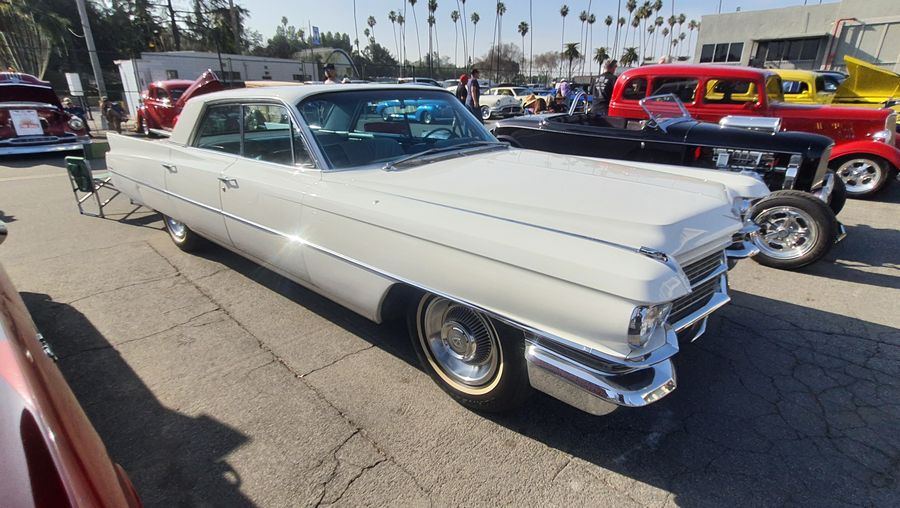 Biały Cadillac Coupe DeVille z 1963 roku