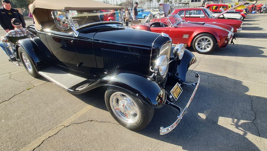 Czarny Ford roadster z 1932 roku z beżowym dachem