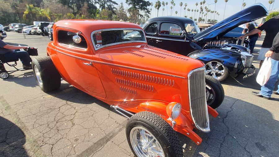 Pomarańczowy Ford 3-window coupe z 1934 roku z żaluzjami