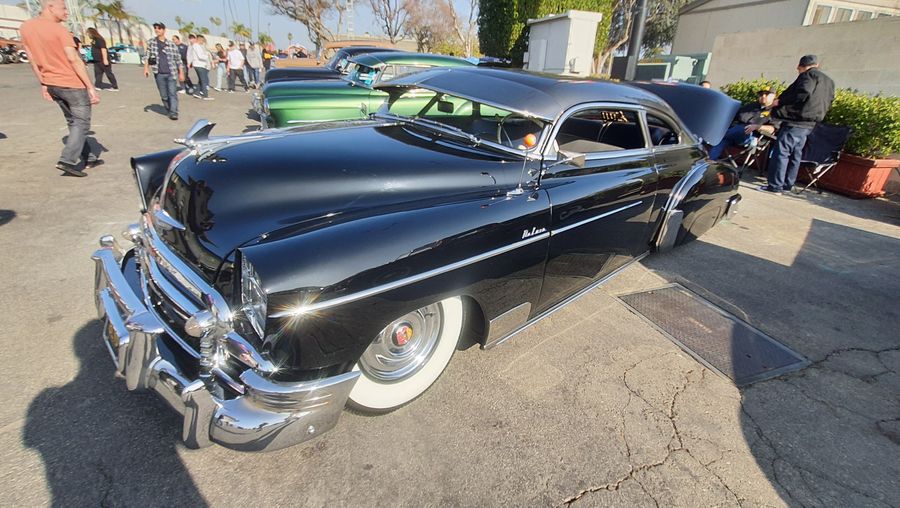 Czarny Cadillac Series 61 z 1950 roku
