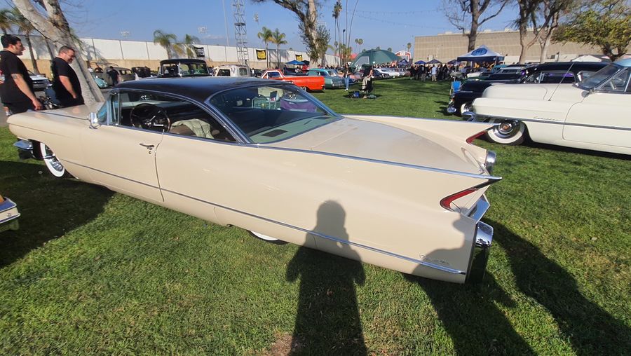 Kremowy Cadillac Coupe DeVille z 1959 roku