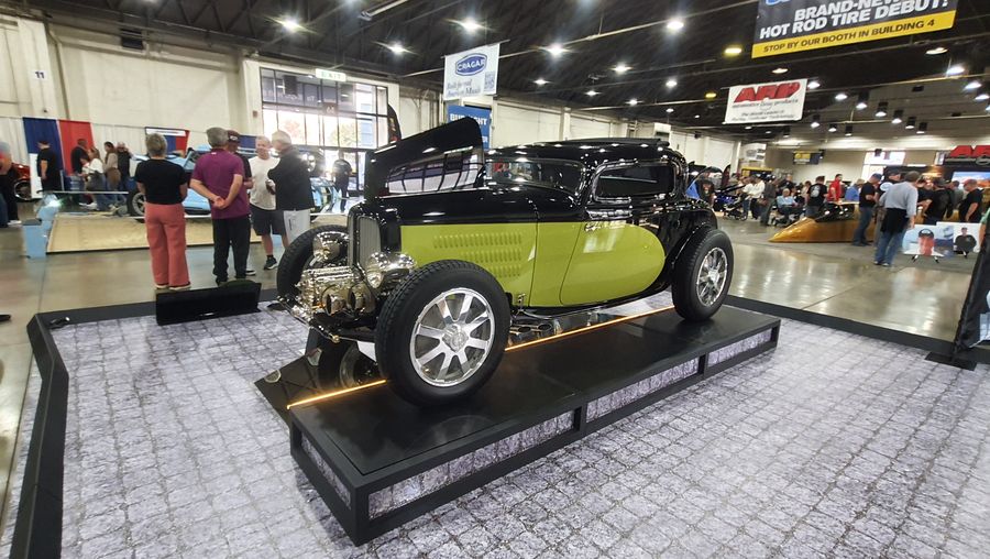 Czarno-limonkowy Ford 5-window coupe z 1932 roku na podeście