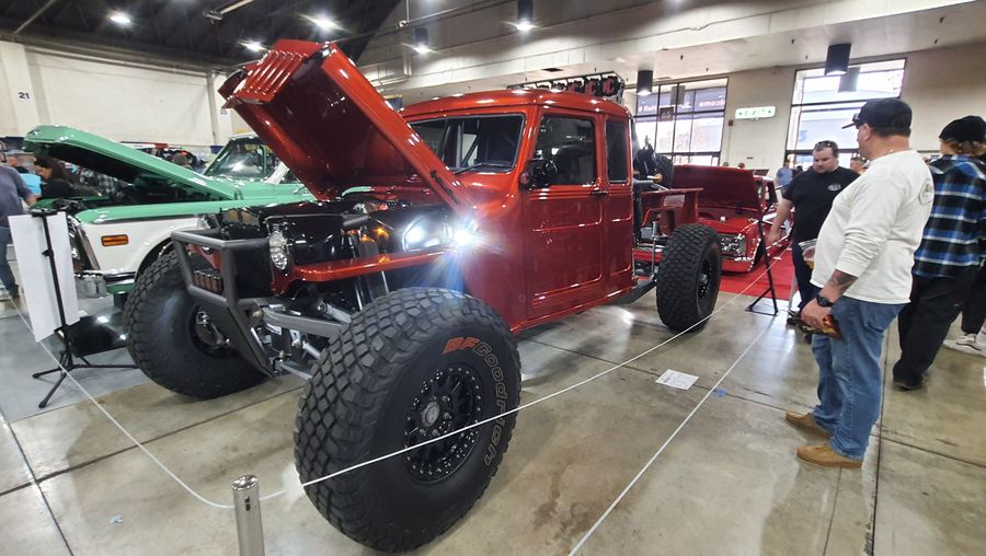 Czerwony Dodge Power Wagon crew cab z lat 70. na wielkich oponach