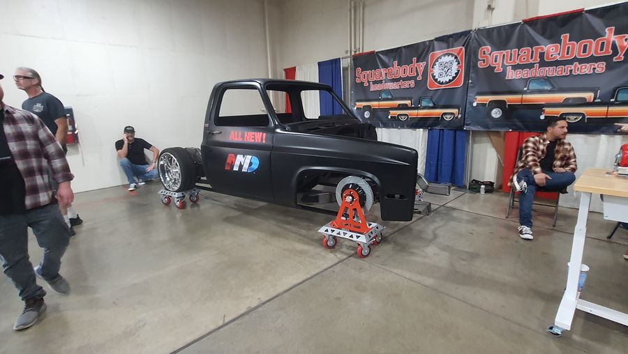 Nowa reprodukcja kabiny Chevroleta square body na stoisku