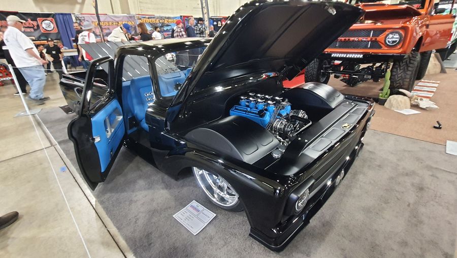 Czarny Ford F-100 z 1965 roku z niebieskim wnętrzem