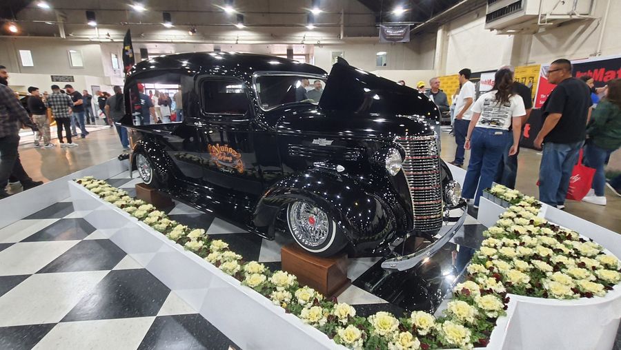 Czarny Chevrolet panel delivery z 1938 roku na szachownicy