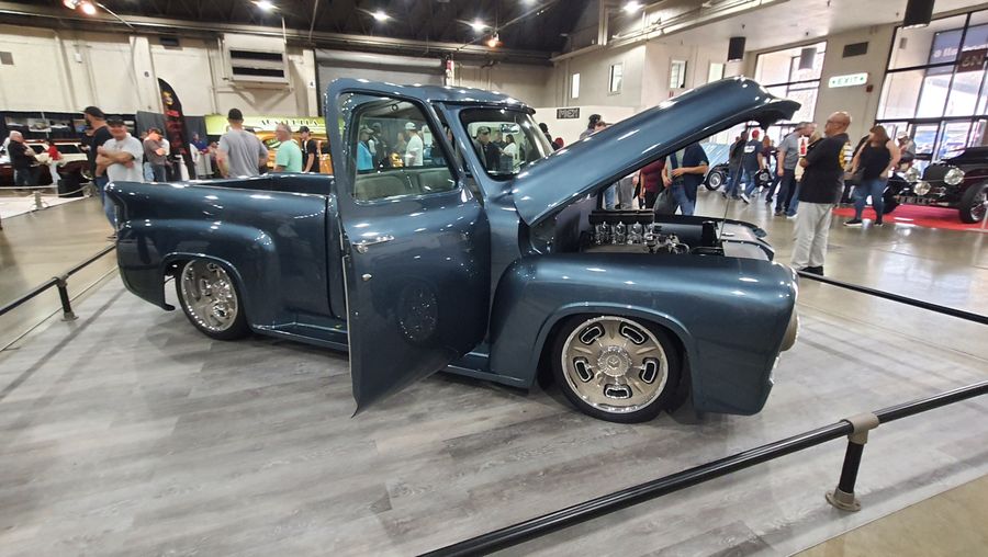 Grafitowy Ford F-100 z 1956 roku z otwartą maską i drzwiami