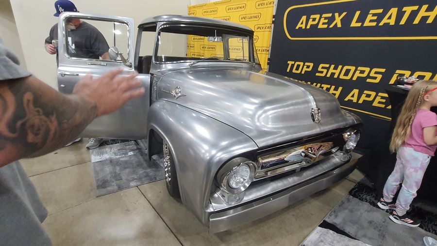 Ford F-100 z 1956 roku w surowej blasze na stoisku