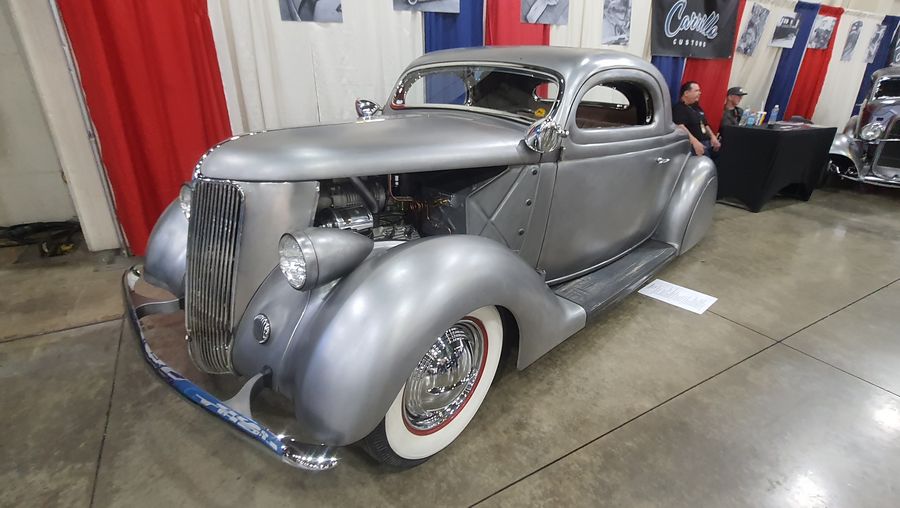 Srebrny satynowy Ford 3-window coupe z 1936 roku