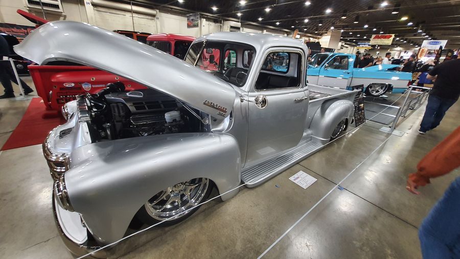 Srebrny Chevrolet 3100 Advance Design z otwartą maską