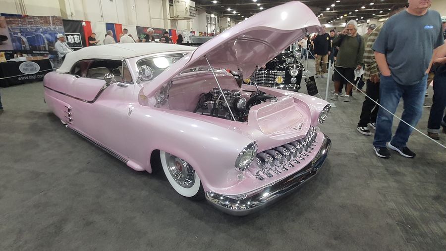 Różowy kustom z lat 50. z zębatą atrapą i białym dachem