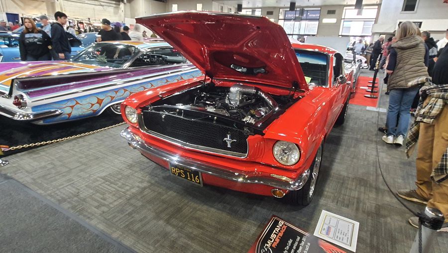 Czerwony Ford Mustang fastback z 1966 roku z otwartą maską