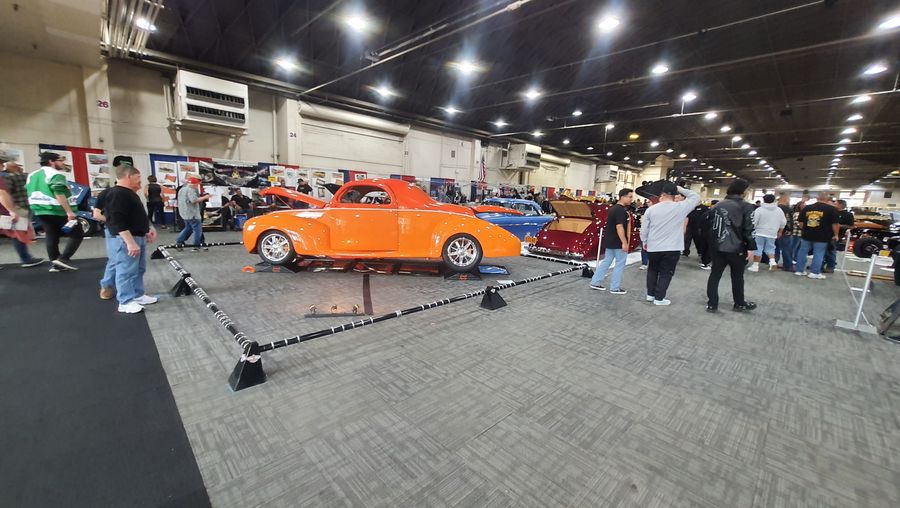 Pomarańczowy Willys coupe z 1941 roku street rod