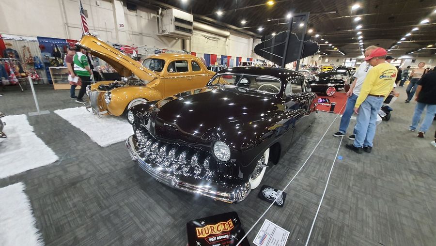 Śliwkowy Mercury z 1951 roku chopped z zębatą atrapą