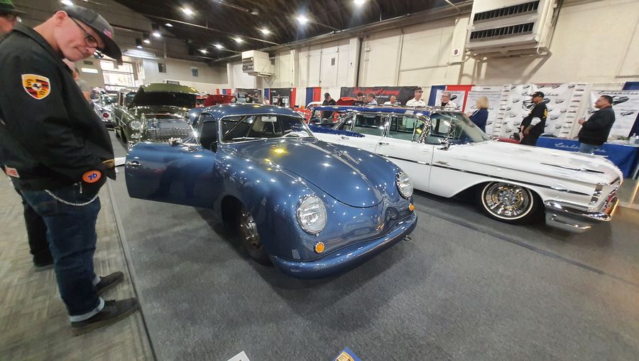 Granatowe Porsche 356 coupe w hali zlotu hot rodów