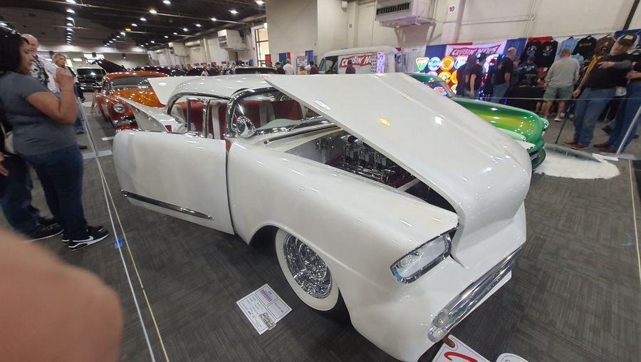 Biały Chevrolet El Camino z 1959 roku lowrider z otwartą maską
