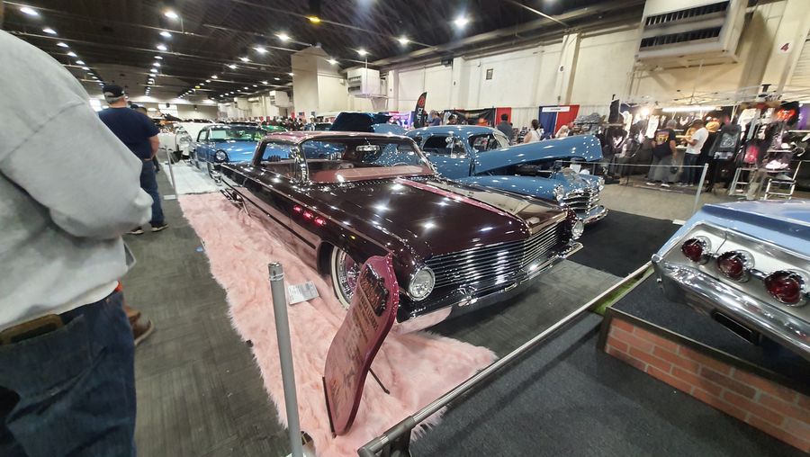 Bordowy Chevrolet Master Deluxe z 1939 roku bomb