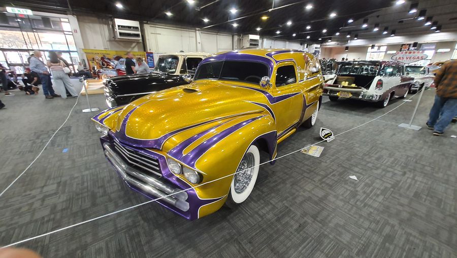 Złoty metalflake Chevrolet sedan delivery z 1947 roku z fioletowymi