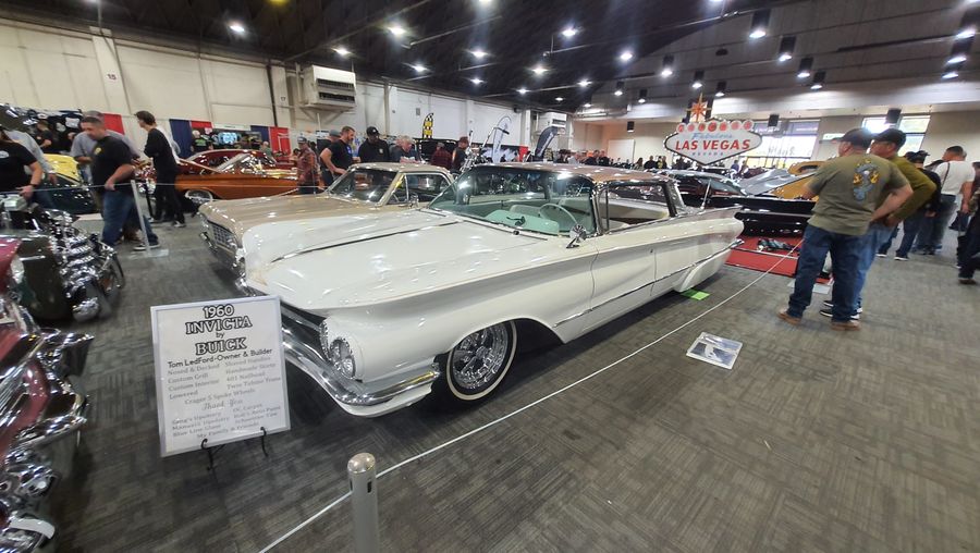 Biały Buick Invicta kabriolet z 1960 roku lowrider