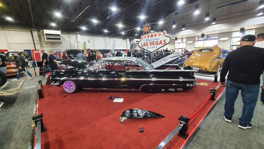 Czarny Chevrolet Impala z 1958 roku lowrider na czerwonym dywanie