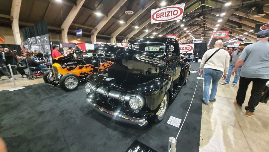 Czarny Ford F-1 z 1951 roku z otwartą maską