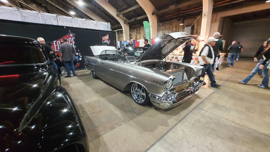 Srebrny Chevrolet Bel Air z 1957 roku z otwartą maską