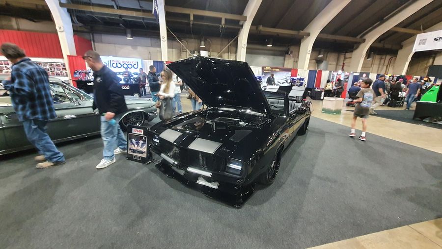 Czarny Chevrolet Camaro kabriolet z 1969 roku ze srebrnymi pasami