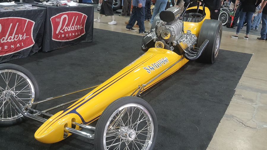 Żółty dragster slingshot z kompresorem
