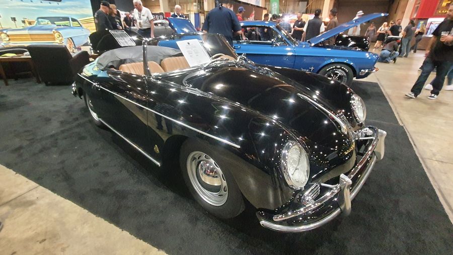Czarne Porsche 356 Speedster z opuszczonym dachem