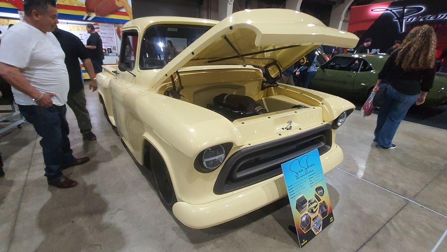 Kremowy Chevrolet Task Force z 1956 roku z otwartą maską